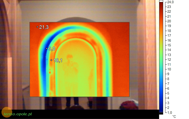 termowizja009.jpg - Nieszczelne drzwi wejściowe, widok od wewnątrz.