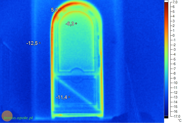 termowizja010.jpg - Nieszczelne drzwi wejściowe, widok od zewnątrz.