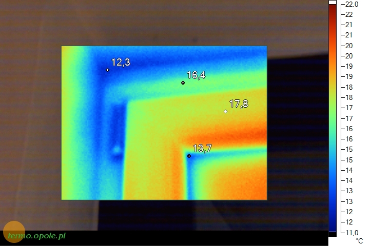 termowizja011.jpg - Naroże okna z mostkiem termicznym we framudze