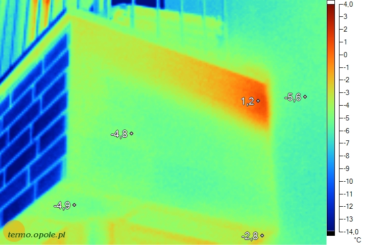 termowizja014.jpg - Mostek termiczny na połączeniu balkonu ze ścianą budynku.