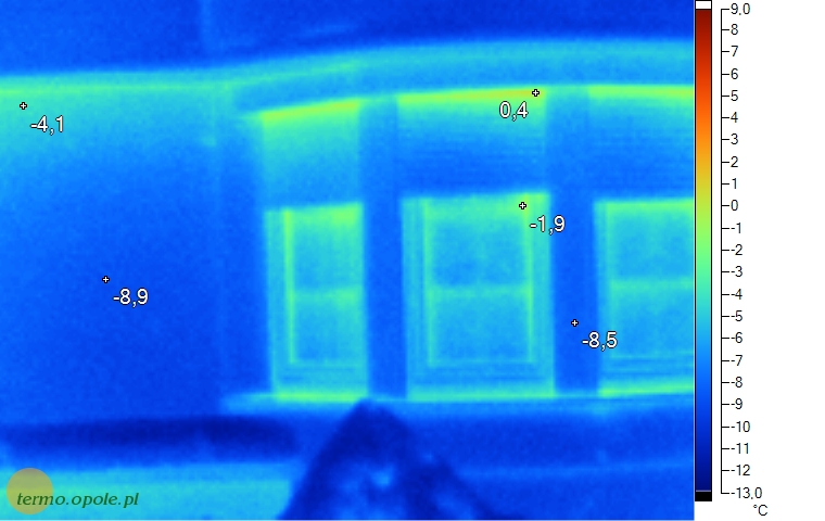 termowizja018.jpg - Ucieczka ciepła przez skrzynki rolet okiennych oraz wieniec stropu.