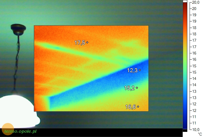 termowizja019.jpg - Mostek termiczny błędnie wykonanego wieńca.