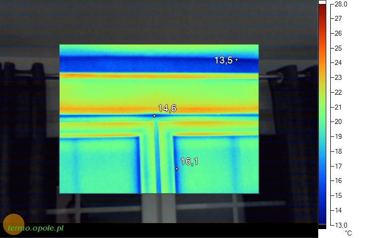 termowizja020.jpg - Górny fragment okna wraz ze skrzynką rolety oraz zimnym nadprożem.