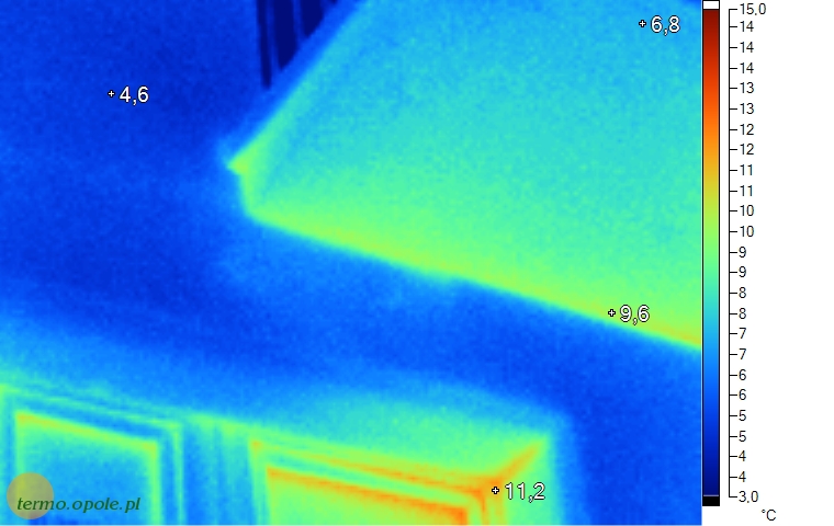 termowizja021.jpg - Nieocieplona płyta balkonowa w budynku wielorodzinnym obłożonym styropianem.