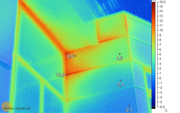 termowizja026.jpg - Wyciek ciepłego powietrza z pomieszczenia biurowego.