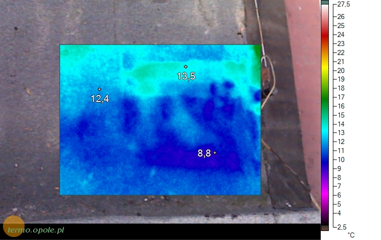termowizja028.jpg - Woda przenikająca pod niedokładnie położoną papę na dachu budynku.