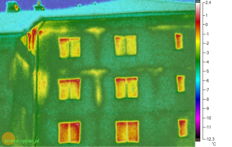 termowizja030.jpg - Straty ciepła w nieocieplonym budynku wielorodzinnym z wielkiej płyty.