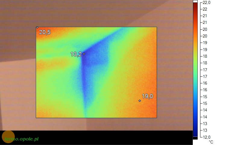 termowizja031.jpg - Mostek termiczny w niedostatecznie ocieplonej ścianie budynku.