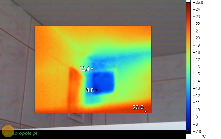 termowizja032.jpg - Kratka wyciągowa, która zmiast wyciągać zużyte, wdmuchuje zimne powietrze.