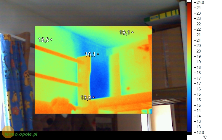 termowizja033.jpg - Mostek termiczny w narożu pomieszczenia.