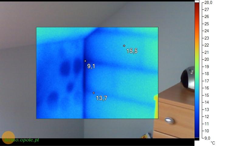 termowizja045.jpg - Zimna ściana sąsiadzująca z nieogrzewanym pustostanem. Widoczne mostki termiczne tworzone przez placki gipsu mocującego suchy tynk.